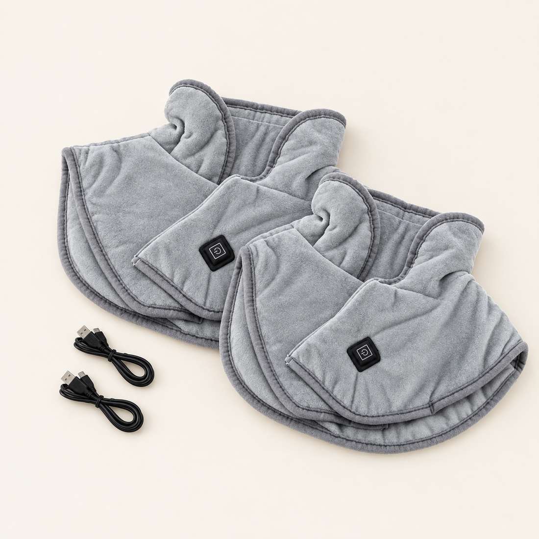 Illustration de studio assistée par IA du contenu du duo de compresses chauffantes pour épaules : deux compresses chauffantes grises pour épaules avec câbles USB, vue à plat